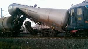 La un pas de o catastrofă! O locomotivă a intrat în plin într-o garnitură de cisterne cu motorină, în Gara Arad