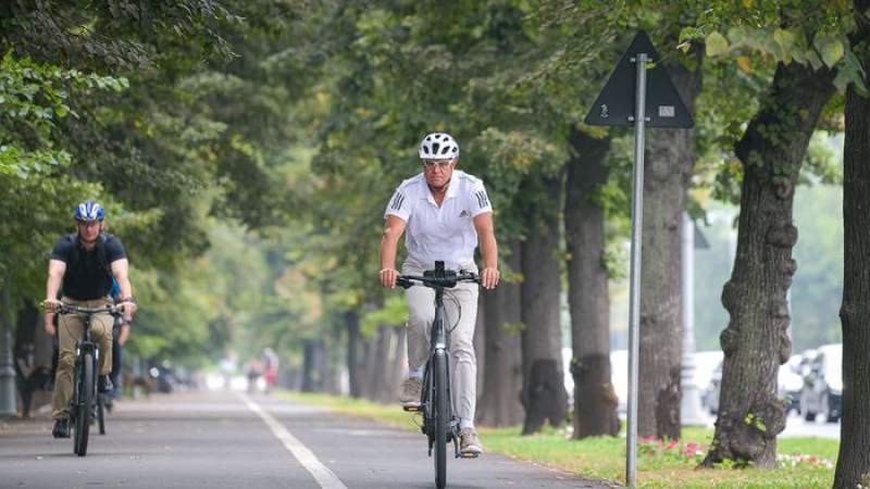 Klaus Iohannis s-a dus joi dimineață cu bicicleta la Cotroceni (VIDEO)