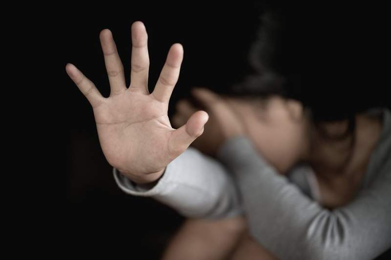 Fetiță de 7 ani, abuzată sexual de tatăl biologic, în Olt. Bărbatul a fost reținut