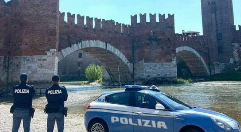Un român ar fi fost torturat în celulă de polițiști italieni, suspectați că au lovit și insultat mai multe persoane reținute