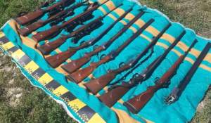 Zeci de arme letale și peste o mie de cartușe, ridicate de la braconierii din Bistrița-Năsăud (VIDEO)