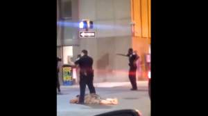 Imagini incredibile: o femeie îi trage doi pumni unui polițist american, după care este făcută KO de un alt polițist (VIDEO)