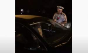 Polițiști acuzați că au ținut partea unui coleg băut implicat într-un accident: Stăteau cu etilotestul lângă el, dar nu îi spuneau să sufle (VIDEO)