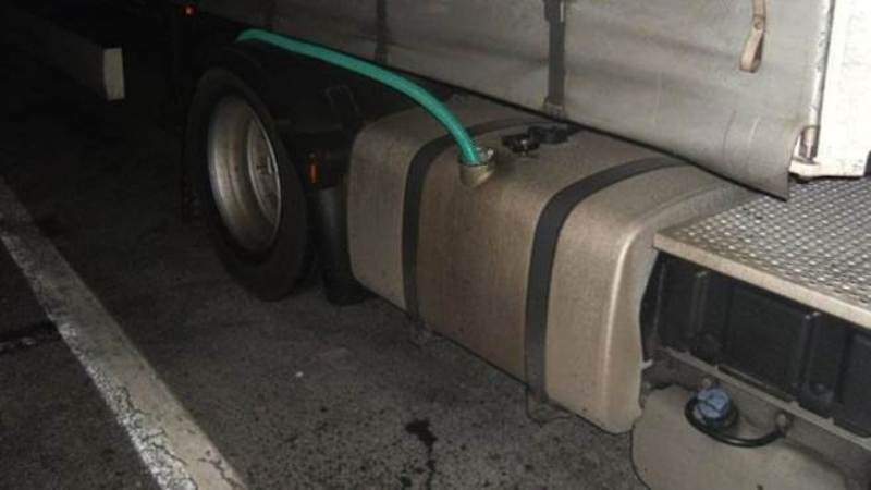 Doi șoferi români de TIR au furat cauciucuri de 200.000 de euro de la alte camioane și au fost prinși când furau și motorină, ca să ajungă acasă