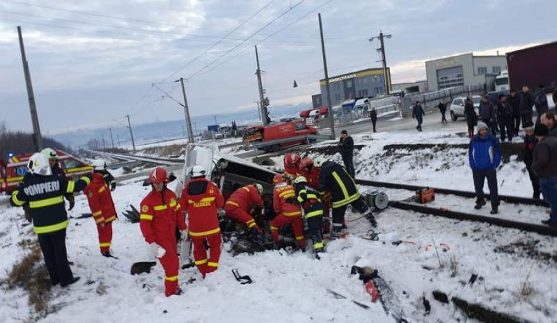 Impact între un tren și o autoutilitară, în Suceava: o persoană a murit și o alta a fost rănită