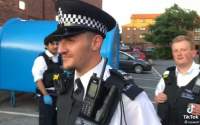 Surpriză de proporții pentru un grup de tineri români care tulburau liniștea publică în Londra: un polițist le-a vorbit pe limba lor (VIDEO)