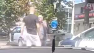Bătaie în trafic, la Galați, pentru o neacordare de prioritate. Un taximetrist a fost lovit cu pumnul în față (VIDEO)