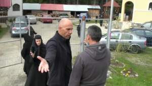 Scandal la o mănăstire din Hunedoara după ce doi bărbați au reproșat măicuțelor că încalcă legislația (VIDEO)