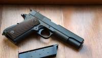 Un elev din Vâlcea a fost prins la cursuri cu un pistol airsoft cumpărat de pe un site cu anunțuri