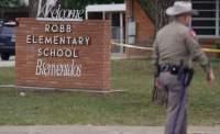 Furie crescută în SUA, după ce s-a aflat că atacatorul care a ucis 19 copii a intrat în școală pe o poartă care trebuia să fie închisă
