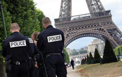 Adolescent înarmat cu un cuțit, arestat la urcarea în Turnul Eiffel