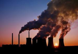 Restricțiile impuse de pandemie au dus la cea mai mare scădere a emisiilor de carbon din istorie