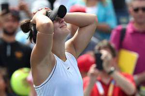 A avut nevoie de doar 19 minute! Bianca Andreescu câștigă finala de la Rogers Cup: Serena Williams s-a retras la 3-1