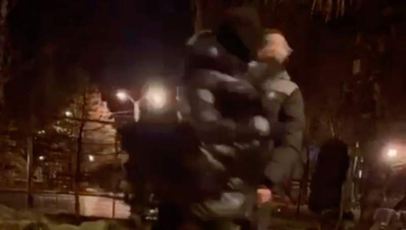 Momentul în care un adolescent de 14 ani cade secerat după ce este lovit cu pumnul, într-un parc din Pitești (VIDEO ȘOCANT)