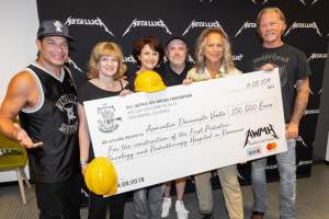 Metallica donează 250.000 de dolari pentru construirea primului spital de oncologie pediatrică din România