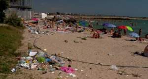 Cantități uriașe de deșeuri lăsate de turiști la mare: amenzi de un milion de lei, date de Garda de Mediu în numai 6 zile