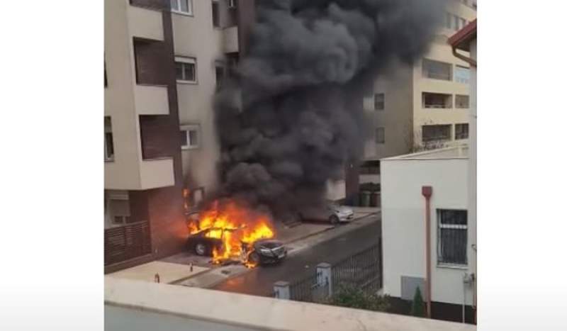 Mașină de lux, în flăcări, lângă un bloc dintr-un cartier exclusivist al Capitalei (VIDEO)
