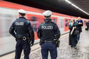 Român reținut de polițiștii germani după ce a atacat cu o jucărie sexuală două femei în gara din Hamburg