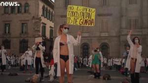 Protest la pielea goală: medicii din Spania s-au dezbrăcat și au ieșit în stradă ca să arate că au ajuns la limita răbdării (VIDEO)