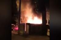 Piroman prins în flagrant în timp ce incendia o platformă de colectare a deșeurilor menajere (VIDEO)