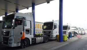 Nouă TIR-uri conduse de șoferi bulgari, oprite la ieșirea din țară: mijloacele de transport erau căutate de autoritățile noastre