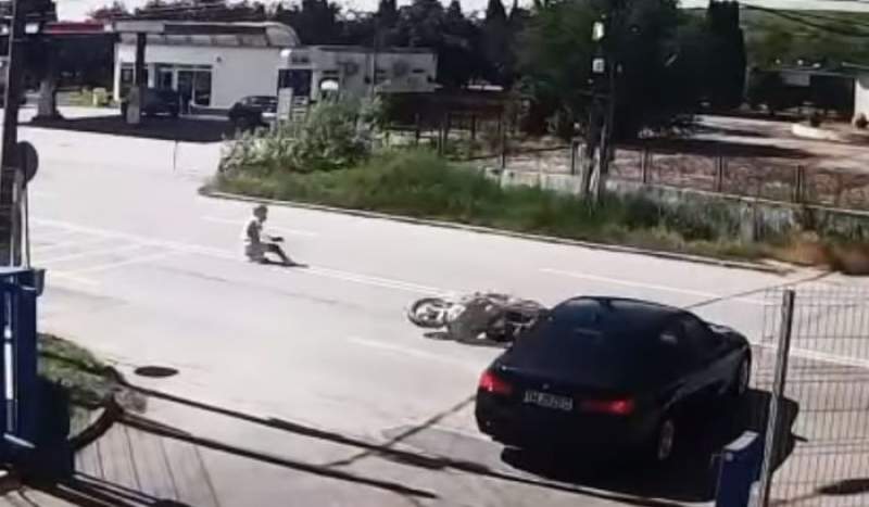 Imagini spectaculoase: Un motociclist plonjează curajos evitând un accident ce îi putea fi fatal (VIDEO)