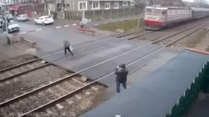 Momentul în care o femeie este lovită de tren. Un martor a filmat ultimele clipe ale victimei (VIDEO)
