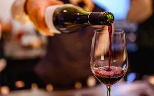 Sticlă de vin gratuită clienţilor care îşi lasă telefoanele la intrarea într-un restaurant din Italia