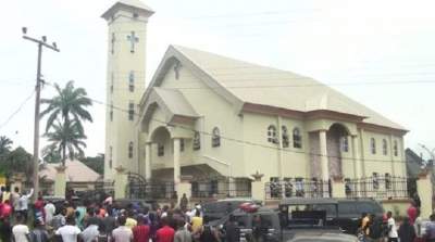 Atac armat într-o biserică: 11 oameni uciși în timpul slujbei