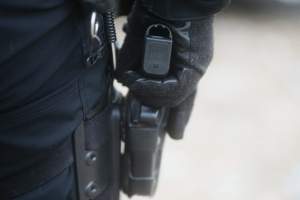 Un polițist din Roman s-a sinucis cu arma din dotare