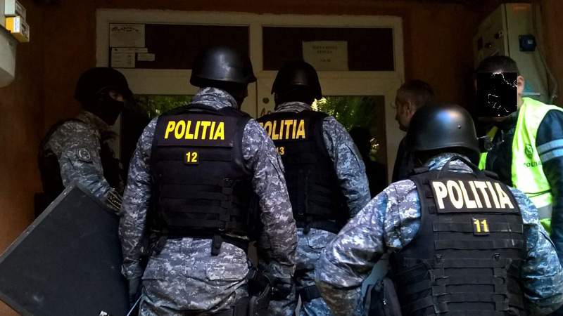 Grup de infractori specializați în spargeri de locuințe „vizitat” de mascații Poliției: percheziții în Pașcani, Târgu Frumos și Roman