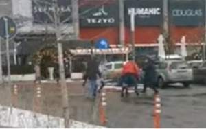 Doi șoferi și-au împărțit pumni și picioare în parcarea unui mall din Cluj-Napoca (VIDEO)