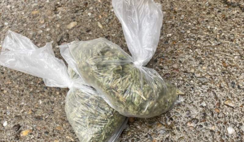 Tânăr din Satu Mare, prins în flagrant în timp ce vindea câteva zeci de grame de cannabis