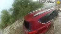 Imagini dramatice: Femeie din Arizona, salvată în ultima clipă din mașina surprinsă de o viitură (VIDEO)