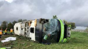 Autocar cu 33 de persoane la bord, răsturnat pe o autostradă din Franța: printre victime sunt și români