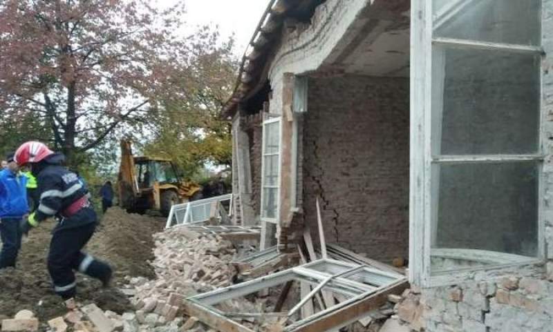Muncitori morți în timp ce lucrau la reabilitarea unei grădinițe din județul Bacău: un perete s-a prăbușit peste ei