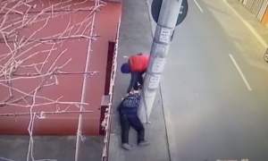 Revoltător! Bărbat întins pe trotuar, „cu răni sângerânde”, jefuit de un tânăr de 20 de ani. S-a întâmplat în București (VIDEO)