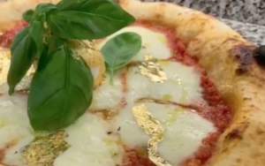 Un român a ajuns cunoscut în Italia pentru primele pizza făcute cu foițe de aur: 99 de euro bucata (VIDEO)