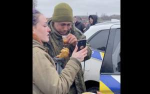 Tânăr soldat rus, cu lacrimi în ochi după ce a fost hrănit de civilii ucraineni şi a fost lăsat să vorbească la telefon cu familia (VIDEO)