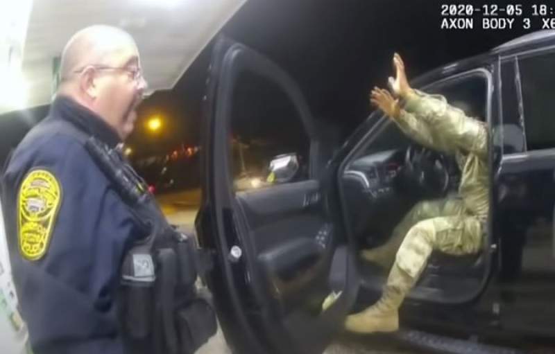 Militar american de culoare scos din maşină sub ameninţarea armelor şi stropit cu spray paralizant de poliţişti (VIDEO)