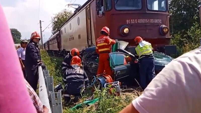 Mașină spulberată de trenul Iași-Timișoara: două persoane au decedat