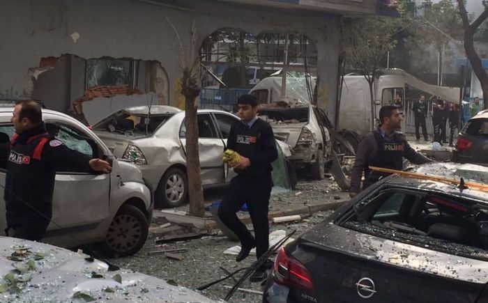 Turcia, zguduită de atacuri cu bombă. Motocicletă-capcană, în apropiere de Aeroportul Ataturk: 10 răniți