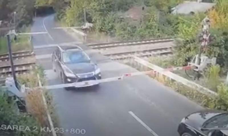 Un șofer inconștient a rupt bariera de la o trecere de cale ferată: doar un miracol l-a salvat (VIDEO)