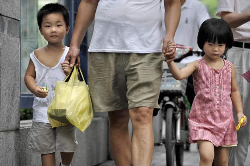 China vrea să pedepsească prin lege părinții copiilor „foarte răi”