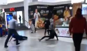 Bătaie într-un mall din Cluj-Napoca: paznic lovit cu pumnii și picioarele după ce a cerut certificatul verde unui bărbat (VIDEO)