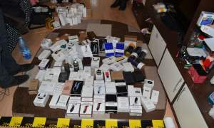 Mii de parfumuri, produse cosmetice și articole de îmbrăcăminte contrafăcute, ridicate de polițiștii brașoveni