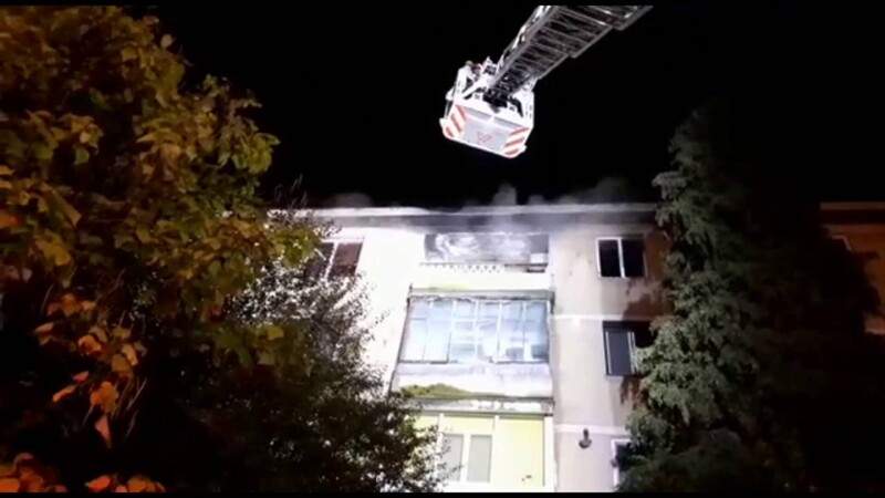 Momente dramatice în Tulcea: o adolescentă a sărit de la etajul al patrulea al unui bloc pentru a se salva dintr-un incendiu