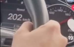 Șofer de 19 ani, din Suceava, filmat când conducea cu 202 km/h în localitate. A rămas fără permis (VIDEO)
