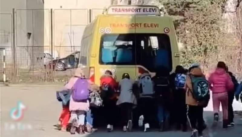 România „educată”! Microbuz școlar împins de elevi ca să pornească. S-a întâmplat în Ialomița! (VIDEO)
