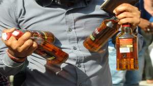 Alertă în India. Zeci de persoane au murit după ce au consumat băuturi alcoolice contrafăcute